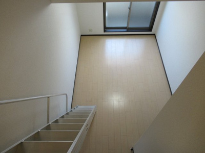 【内装】 | エスティームⅡ番館（八戸ノ里賃貸） | ロフトから見た洋室です