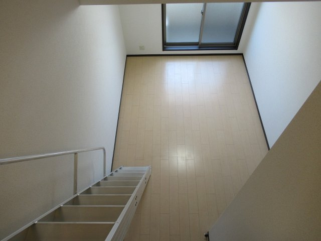【内装】 | エスティームⅡ番館（八戸ノ里賃貸） | ロフトから見た洋室です
