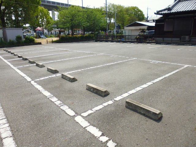 グラシアスの駐車場
