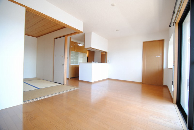 エバーライフネアシティ久留米弐番館【10,000円キャッシュバック対象物件】の居間・リビング|ゆったりとしたリビングです