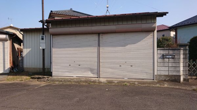 【駐車場】 | つくばみらい市小絹　大型中古住宅 | シャッター付駐車場は２台分のスペースがあります。