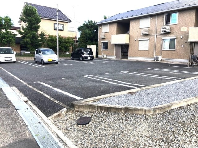 メゾンクレールＤの駐車場