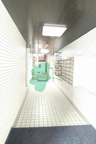 第6よしみビルのエントランス