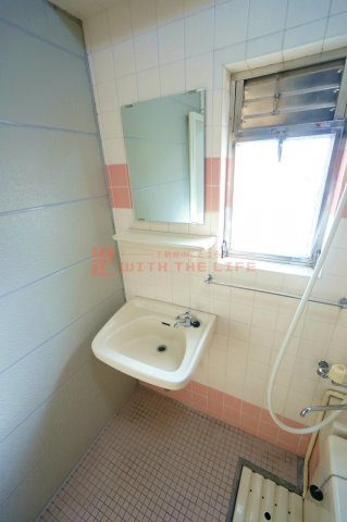 サハラビル【キャッシュバック対象物件】の洗面所|明るい洗面所です