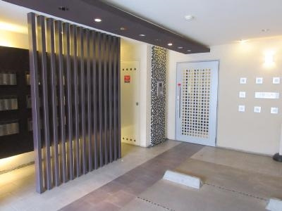 VERTICAL二条城北（ヴェルティカル二条城北）のエントランス