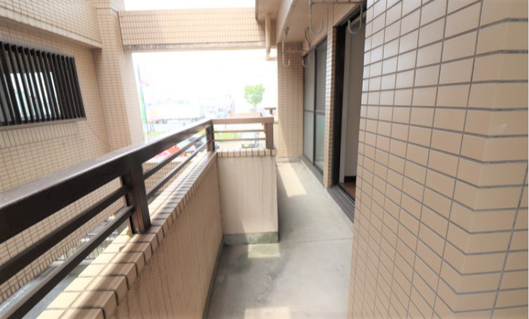 エステートモア【キャッシュバック対象物件】のバルコニー|バルコニーからの眺めを楽しみながら食事をしませんか