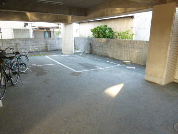 エステートモア【キャッシュバック対象物件】の駐車場|駐車スペースもあります