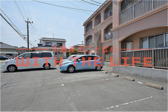 ルネス荒木三番館【キャッシュバック対象物件】の駐車場|清潔なエントランスです