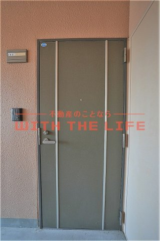 ルネス荒木三番館【キャッシュバック対象物件】の玄関|ゆったりとした居間です