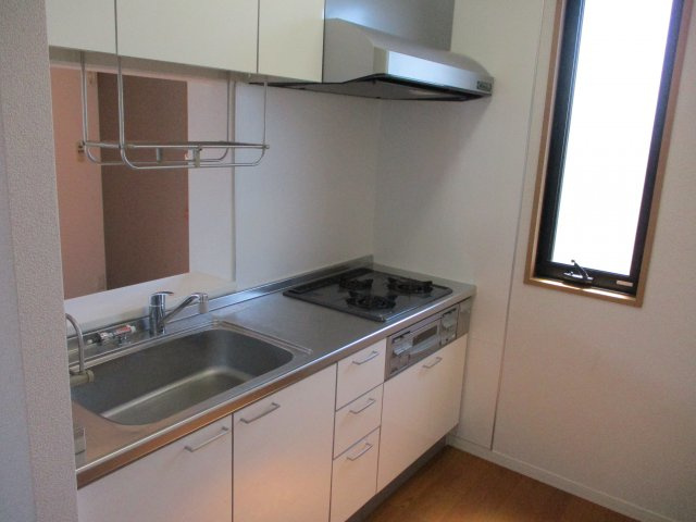 LEONのキッチン|３口コンロシステムキッチンはグリル付きです