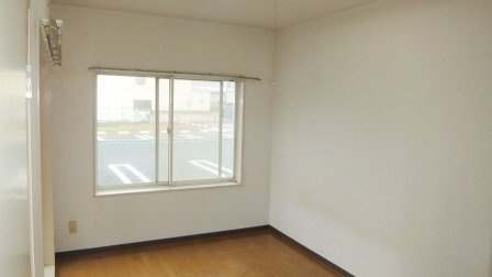 ファミーユ船橋の居間・リビング|窓が2つ付いているので明るいお部屋です。