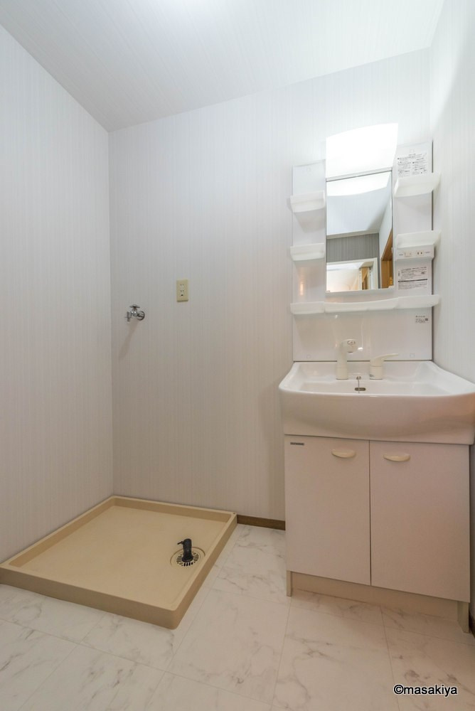 メゾンパーク東和田の洗面所|洗面・脱衣　シャンプードレッサー付き。