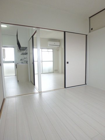 ビレッジハウス当成東2号棟の居間・リビング|イメージ写真（反転あり）