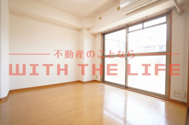 クレスト大善寺【10,000円キャッシュバック対象物件】の居間・リビング|こちらの居間で趣味の時間をお楽しみください