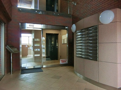 【エントランス】 | グランドール梶ヶ谷 | 防犯対策に有効なオートロック付きのエントランスです！一人暮らしの方も安心ですね♪