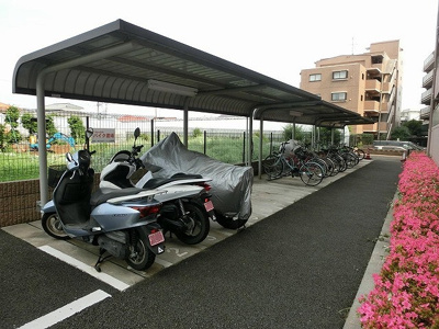 【その他共用部分】 | グランドール梶ヶ谷 | 屋根付きの駐輪場があるので雨が降っても安心です☆バイク駐輪OKです！バイクをお持ちの方にもオススメです♪