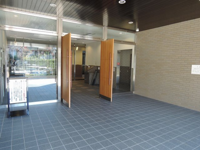 【エントランス】 | レックス横浜上大岡 | 横浜市営地下鉄ブルーライン・京急本線「上大岡」駅バス13分「芹が谷山谷」停歩2分。
平日のバス便が豊富なため通勤通学にも適しています。