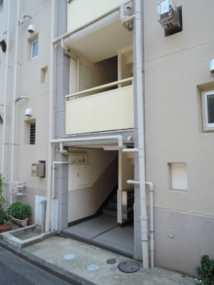 【エントランス】 | 上大岡コーポラスC棟 | 横浜市営地下鉄ブルーライン・京急本線「上大岡」駅徒歩10分と好立地。
通勤時間の短縮でご家族と過ごす時間を増やす事が出来ます。