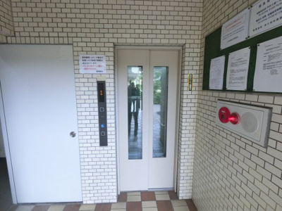 【その他共用部分】 | コスモ港南台 | エレベーター付きのマンションです。
お買い物やベビーカーの出し入れに便利です。