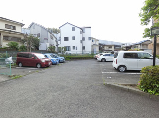【駐車場】 | 平置き駐車場です。
お車をお持ちの方も安心です。