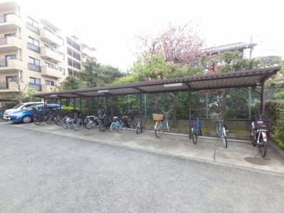 【その他共用部分】 | コスモ港南台 | 自転車置き場です。
屋根付きなので雨が降っても安心です。