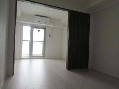 ファーストフィオーレ京都西京極（旧エグゼ京都西）の居間・リビング|洋室