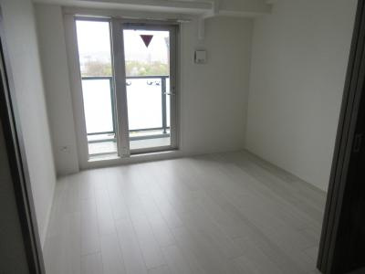 ファーストフィオーレ京都西京極（旧エグゼ京都西）の居間・リビング|洋室