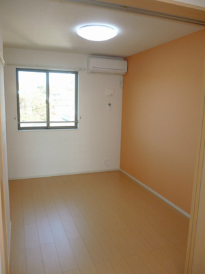 【寝室】 | メゾンドシュシュリヴィエール | オシャレなアクセントクロスを使用してます（＾v＾）