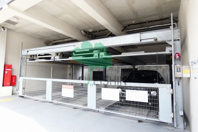 サヴォイザフォースフォーの駐車場