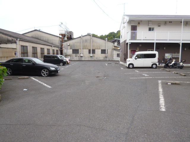 シャトレーヌ柳田Bの駐車場