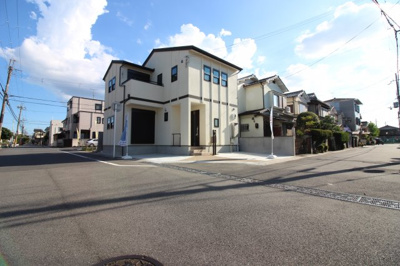 【前面道路含む現地写真】 | 宇治市伊勢田町南遊田　新築戸建 | 前道が広く（7.8ｍ×6ｍ）開放的な角地です！児童公園も歩いてすぐ近くにあり子育て環境も充実しています。現地にある《YuiHomeの旗》が当社です《物件室内》を一度ご覧になってみませんか？