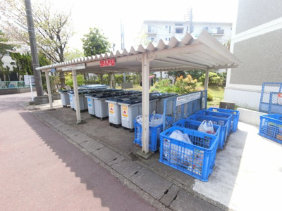 【その他共用部分】 | 富岡住宅11号棟 | ゴミ置き場です。
敷地内にあるのでゴミ出しが楽ちんです。
