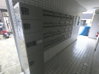【その他共用部分】 | うれしい宅配ボックス付き。
ご不在時にも荷物が受け取れるので便利です。