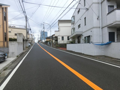 【周辺】 | パーソネージュ横浜 | 目の前の道路は広めですが交通量は少なめなので安心です。