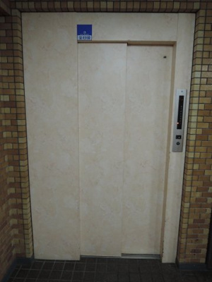 【その他共用部分】 | ライオンズヒルズ金沢八景 | お買い物時やベビーカーの出し入れに便利なエレベーター付