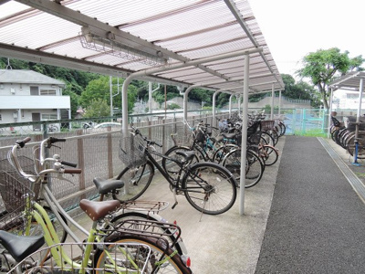 【その他共用部分】 | ライオンズヒルズ金沢八景 | 自転車置き場です。
屋根付きなので雨が降っても安心です。