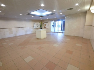 【エントランス】 | マンションのエントランスです。
明るい空間です。