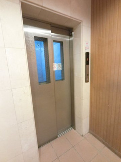 【その他共用部分】 | エレベーター付きのマンションです。
お買い物やベビーカーの出し入れに便利です。