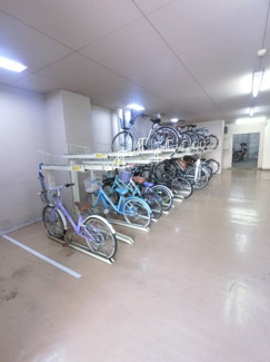 【その他共用部分】 | 自転車置き場です。
屋内なので雨が降っても安心です。