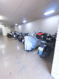 【その他共用部分】 | バイク置場です。
屋内なので台風が来ても安心です。