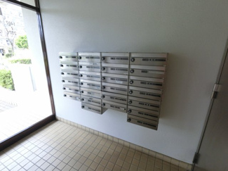 【その他共用部分】 | 集合ポストです。
郵便物はこちらからお取りください。