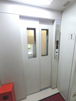 【その他共用部分】 | エレベーター付きのマンションです。
お買い物やベビーカーの出し入れに便利です。