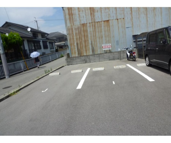 ラミネドミールⅡの駐車場
