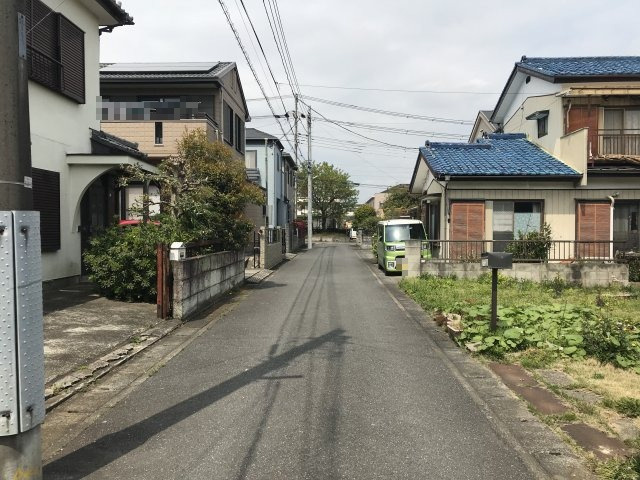 鴻巣市神明３丁目の売地の前面道路含む現地写真|南東側から撮影。2020年4月17日 10：30頃。