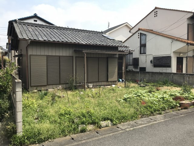 鴻巣市神明３丁目の売地の外観|接道する南西側の道路を東側から撮影。2020年4月17日 10：30頃撮影。