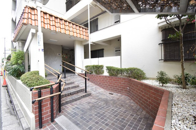 【エントランス】 | 【緑豊かで生活しやすい住環境♪】グリーンコーポ江坂 | タイル張りのエントランスです。スロープがあります。