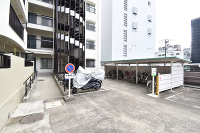 【その他共用部分】 | 【緑豊かで生活しやすい住環境♪】グリーンコーポ江坂 | 自転車置き場です。