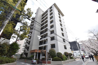 【外観】 | 【緑豊かで生活しやすい住環境♪】グリーンコーポ江坂 | 物件資料を、メールやご郵送にてお届けすることが可能です。また、お客さまのご不明な点がありましたら、お気軽に弊社スタッフまでお聞きくださいませ。