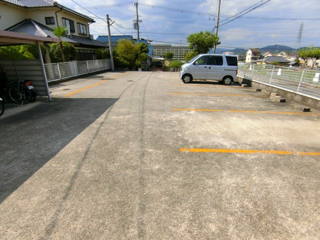 光ハイツ・杉本の駐車場