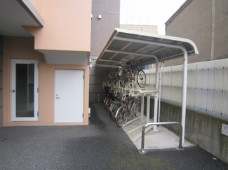 【その他共用部分】 | 屋根付きの駐輪場で雨が降っても大切な自転車が濡れなくてすみますね♪駅から自転車もおすすめです！